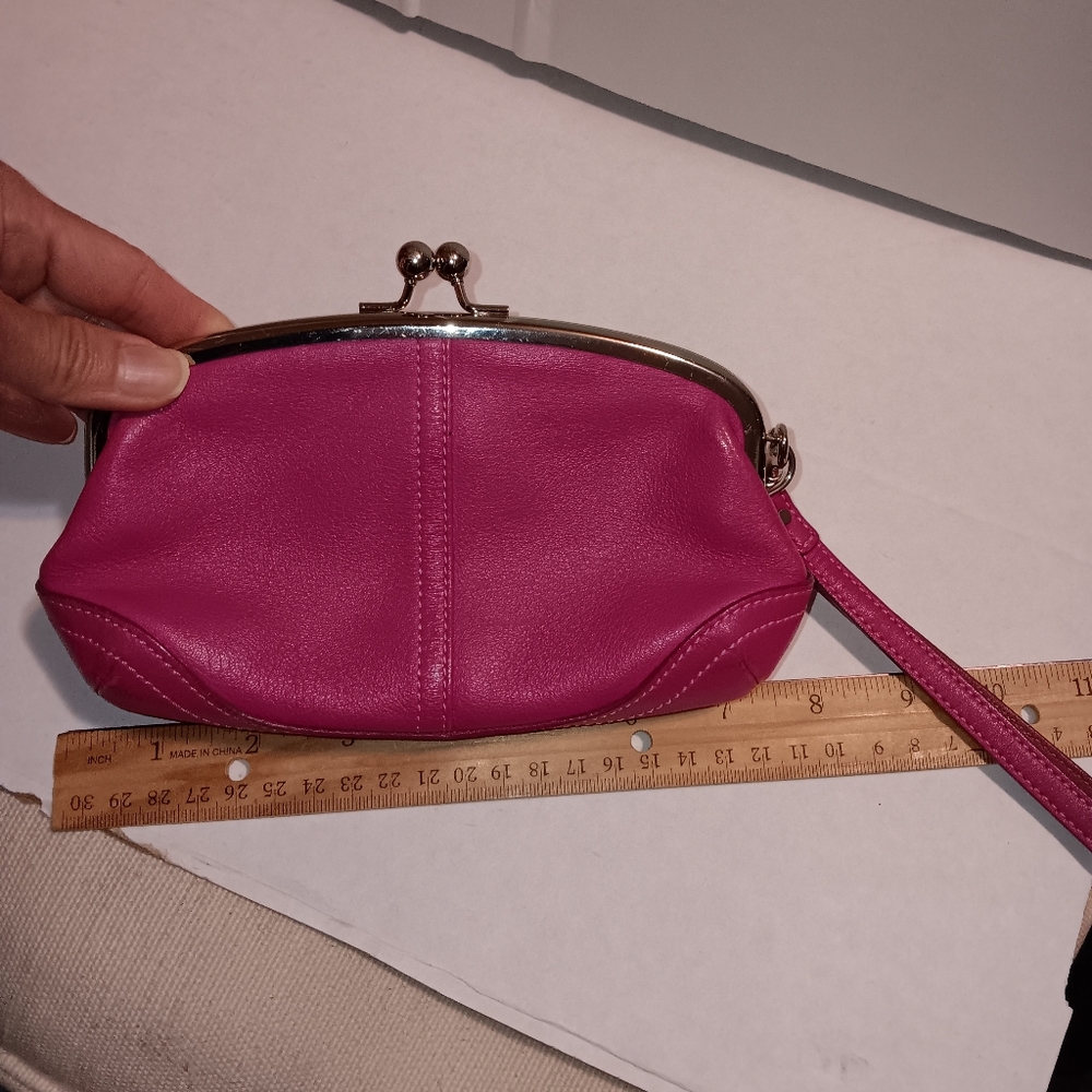 GUC Coach leather fuschia kiss lock wristlet (missing pull tag).